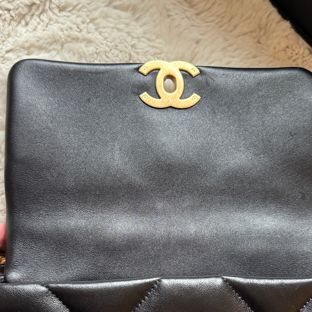Chic Black Quilted Leather Bag - Picture 9 of 13